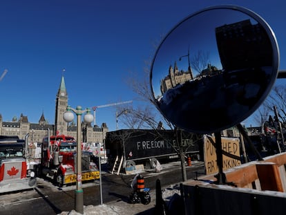 Manifestantes y camiones frente al Parlamento en Ottawa.