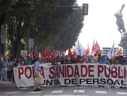 Cabecera de la manifestación contra la política de sanidad de la Xunta de Galicia en las calles de Vigo.