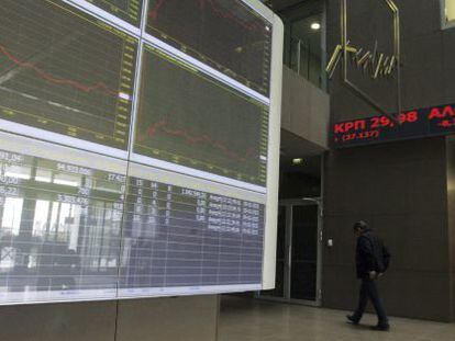 Vista general de un panel informativo a la entrada de la Bolsa de Atenas 