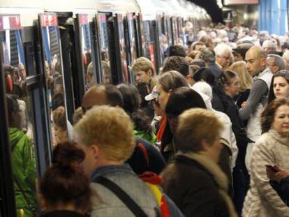 Usuarios del metro abarrotan en Pr&iacute;ncipe P&iacute;o en 2013.