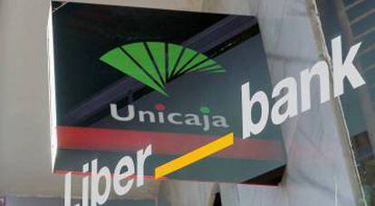  Montaje de los logos de Unicaja Banco y Liberbank.