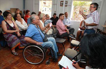 Asamblea de vecinos del distrito de Tetuán celebrada el lunes para expulsar a los okupas de extrema derecha del barrio.