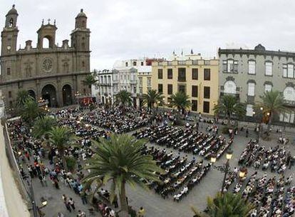 Exterior de la plaza de la catedral de Santa Ana de Las Palmas de Gran Canaria, donde ayer se celebró un funeral por las víctimas del MD-82.