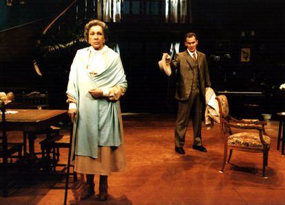 La actriz en un momento de la representación de la obra de teatro `Los árboles mueren de pie´, de Alejandro Casona, en la versión dirigida por Gerardo Malla.