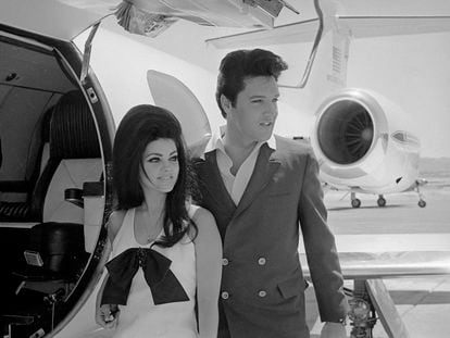 Los recién casados Elvis y Priscilla Presley antes de subirse a un avión privado después de su boda en Las Vegas en 1967.