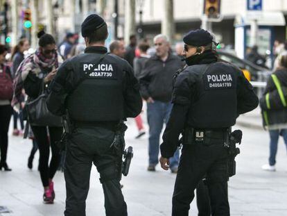 Agents dels Mossos patrullant per Barcelona.