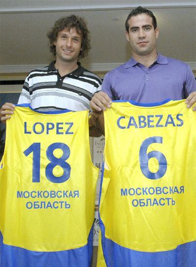 Raúl López y Carlos Cabezas, ayer con las camisetas del Khimki.