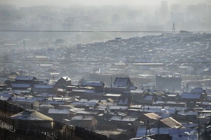 Vistas de la contaminación que cubre Ulán Bator desde los suburbios de 'gers'.