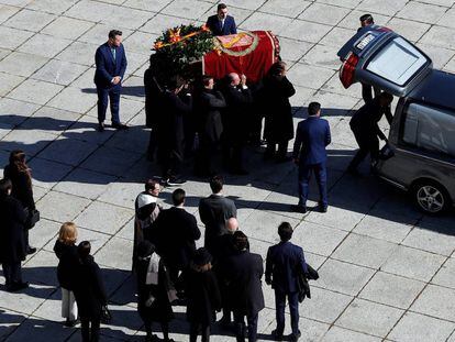 Familiars de Franco traslladen el cos del dictador, el 24 d'octubre.