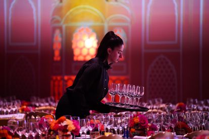 Una camarera termina de preparar el salón para el baile de la Rosa en Mónaco. Este año, la temática elegida para la gala benéfica ha sido Bollywood.  