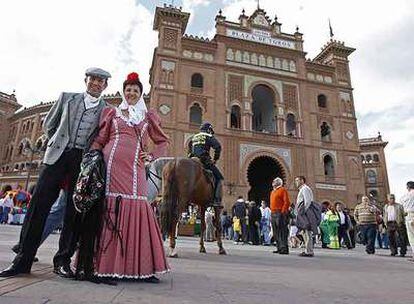 Dos chulapos frente a la plaza de toros de Las Ventas ayer antes de la corrida de San Isidro.