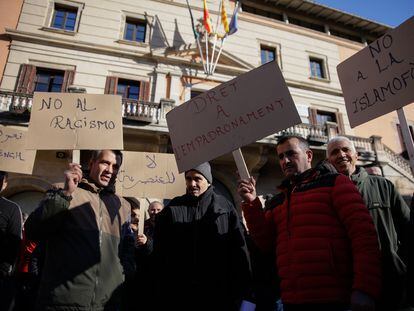 Unas cien personas se manifestaron en enero en la plaza de Ayuntamiento de Ripoll para reivindicar el derecho al empadronamiento de inmigrantes. Kike Rincón.