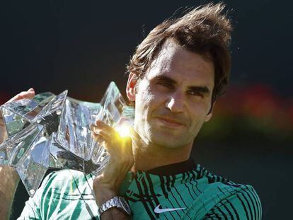 Federer posa con el trofeo ganado recientemente en Indian Wells.