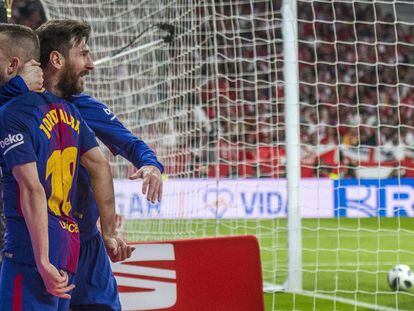 Messi y Alba festejan uno de sus goles en la final de Copa.