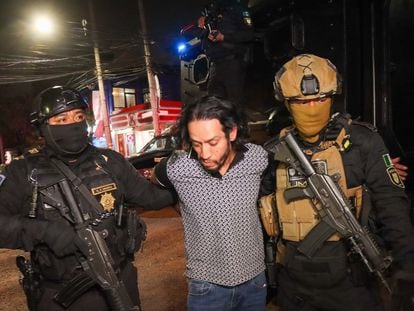 Eduardo Ramírez Tiburcio, alias El Chori, al ser detenido este lunes en Azcapotzalco (Ciudad de México).