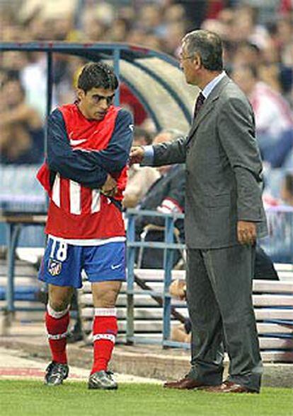 Manzano da instrucciones a Ibagaza en el Atlético-Valencia.