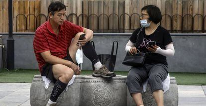 Dos personas en Pekín (China). 