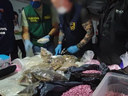Varios agentes de la Guardia Civil con paquetes de cocaína rosa y otras sustancias incautadas en Ibiza.