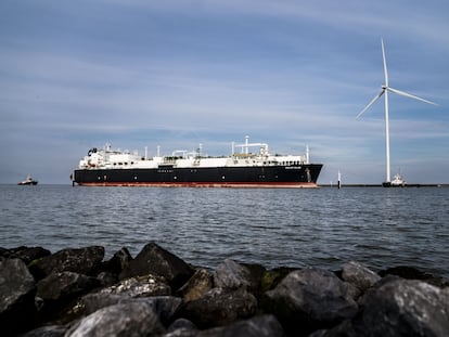 Un barco metanero, en el puerto Eemshaven (Países Bajos), a principios de septiembre.