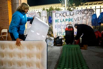 Eva Miguel y Teresa Villar preparan las colchonetas en las que dormirán. 