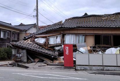 Collapsed house in the municipality of Wajima, in Ishikawa prefecture, after the earthquake this Monday, in an image published by the national agency Kyodo. 