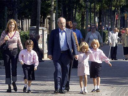 José Montilla, junto a su esposa y sus hijos trillizos.