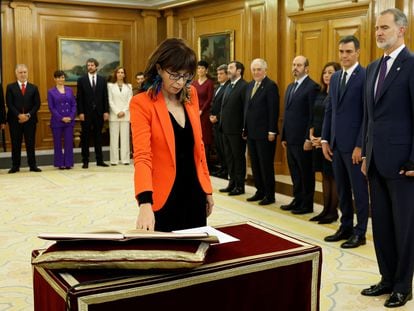 Newly appointed Minister for Equality, Ana Redondo takes an oath of office next to Spain's King Felipe and Prime Minister Pedro Sanchez during a ceremony at Zarzuela Palace in Madrid, Spain, November 21, 2023. Chema Moya/Pool via REUTERS