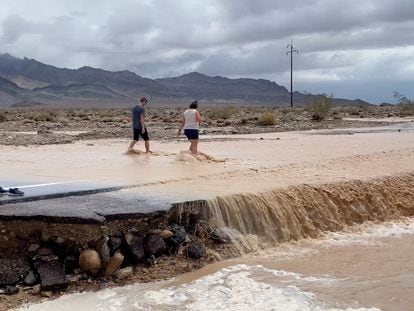 Una imagen del Valle de la Muerte tras las recientes inundaciones.