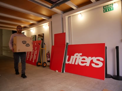 Un empleado vacío el almacén donde Scuffers abrió su tienda pop-up este viernes.