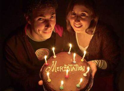 Pep Sánchez y Elena Avellaneda soplan las diez velas de la tarta de cumpleaños de Meristation.