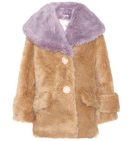 Abrigo peludo bicolor de Miu Miu a la venta en mytheresa.com (Su precio original era de 2.290 euros, ahora lo puedes comprar por 1.347 euros con un 40% de descuento).
