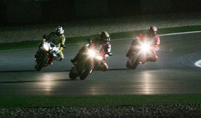 Valentino Rossi, Loris Capirossi y Kenny Roberts, durante un ensayo nocturno en Qatar.