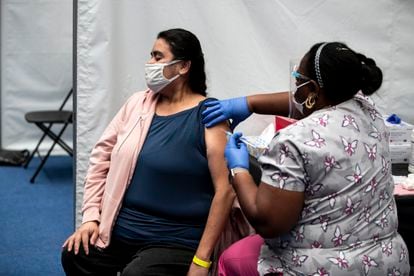 La maestra de quinto grado Vilma Montabo es vacunada contra Covid-19, en la Universidad Loyal Marymount, en Los Ángeles, California.