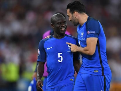 N&#039;Golo Kante (5) charla con Rami en un partido de Francia.