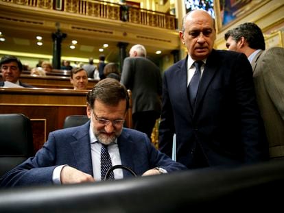 Mariano Rajoy y Jorge Fernández Díaz en la sesión de control al Gobierno en el Congreso, en febrero de 2015.