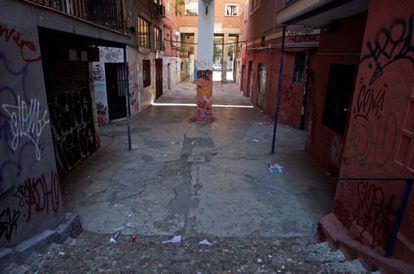 Pintadas y suciedad en un pasadizo en una calle de Madrid.