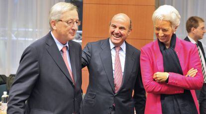 Jean Claude Juncker, Luis de Guindos y Christine Lagarde, antes de la reuni&oacute;n del Eurogrupo.