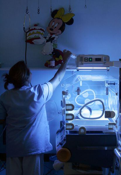 Un bebé en una incubadora en la unidad de Neonatología de La Paz, en una imagen de 2004. El área materno-infantil es una de las más prestigiosas del centro, que en estos 50 años de vida ha visto nacer a 675.942 niños.