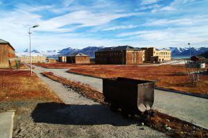 Vista de Pyramiden, asentimiento minero soviético abandonado en las islas Svalbard (Noruega).