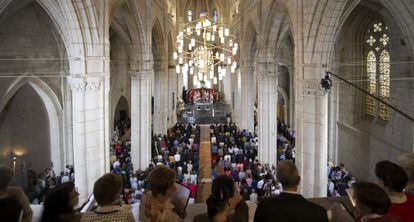 Celebraci&oacute;n de una misa en el interior de la Catedral de Santa Mar&iacute;a de Vitoria.