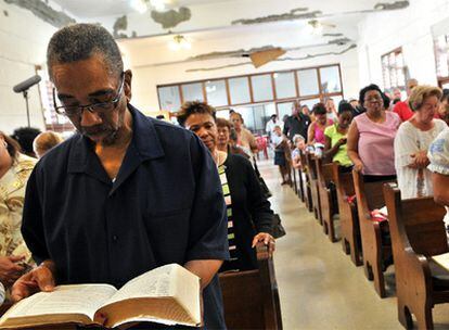 El congresista estadounidense Bobby Rush (izquierda), ayer en un servicio religioso bautista en La Habana.