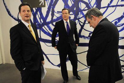 De izquierda a derecha, Nick Clegg, David Cameron y Gordon Brown, minutos antes del debate.