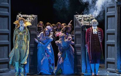 'La Cenerentola' volverá a subir el telón del Teatro Real. La ópera está coproducida con la Den Norske Opera de Oslo y la Opéra National de Lyon, y se podrá ver hasta el 9 de octubre. Las mezzosopranos Karine Deshayes y Aigul Akhmetshina encabezan el reparto.