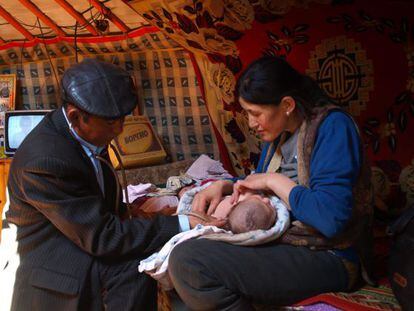 Un médico comunitario vacuna a una madre y su hijo en Mongolia, dentro de una programa de salud maternal y posnatal.