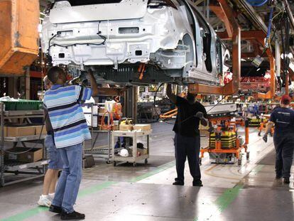 Un grupo de trabajadores en una planta de producci&oacute;n de General Motors en Detroit (Michigan).