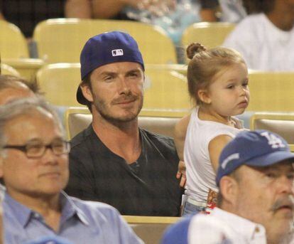 David Beckham y su hija Harper Seven, ayer, en un partido de béisbol en el Dodger Stadium de Los Angeles.