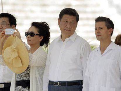 Peng Liyuan saca una foto con su iPhone. A su lado aparece el presidente chino, Xi Jinping, y el de M&eacute;xico, Enrique Pe&ntilde;a Nieto.