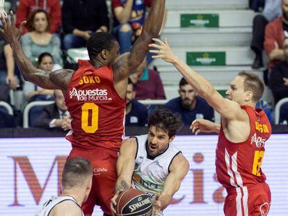 Laprovittola, entre Soko y Olesson en un Murcia-Penya.