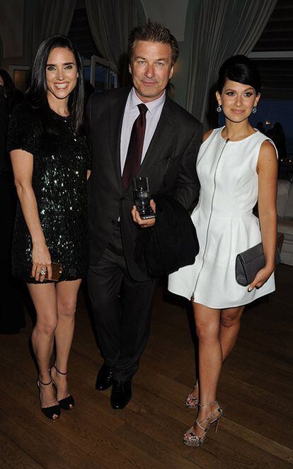 Jennifer Connelly, con total look de Gucci, junto a Alec Baldwin y su prometida Hilaria Thomas.