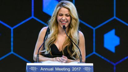 Shakira durante el discurso tras recibir su galard&oacute;n en el Foro de Davos (Suiza). 